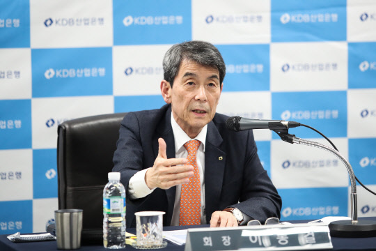 이동걸 산업은행 회장은 30일 에디슨모터스의 쌍용차 인수와 관련해 제3기관 검증 필요성을 언급했다. 산업은행 제공